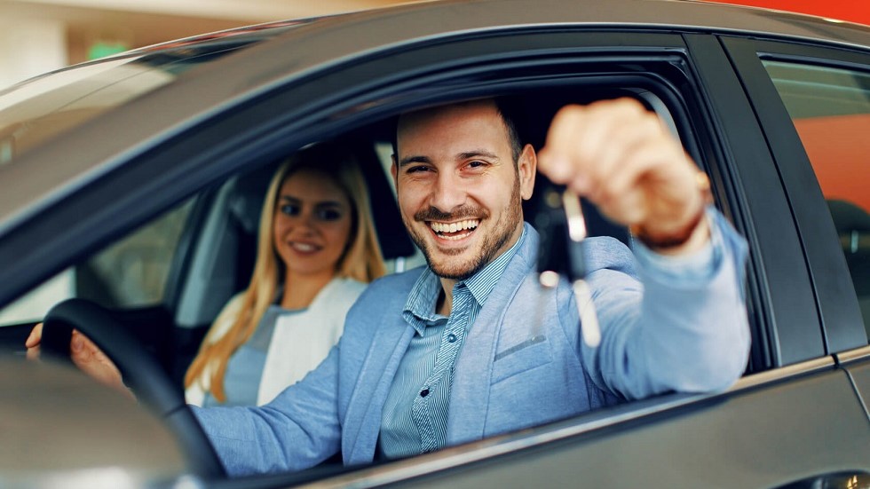 conducteur couple voiture