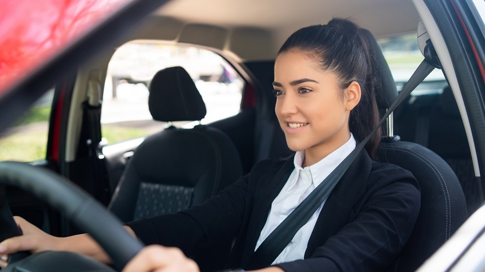 jeune conductrice conduite voiture