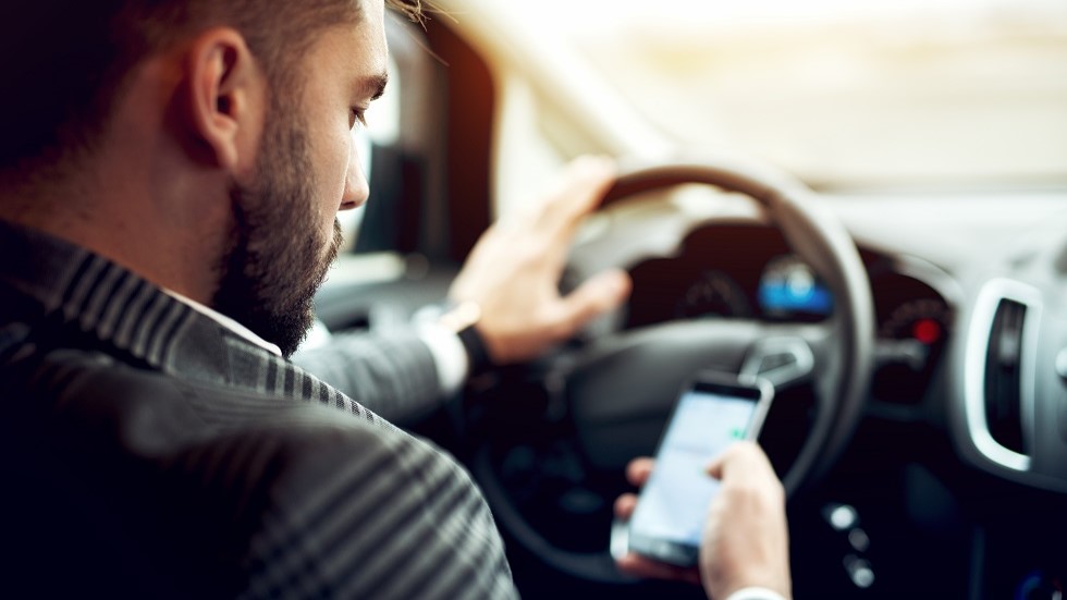 Conducteur annulant covoiturage sur son telephone