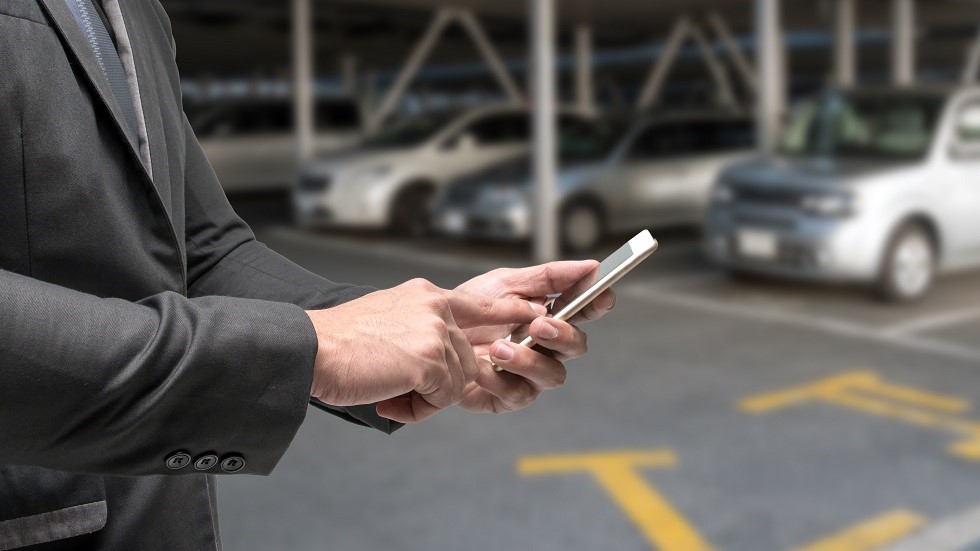 Usager recherchant un covoiturage sur son telephone