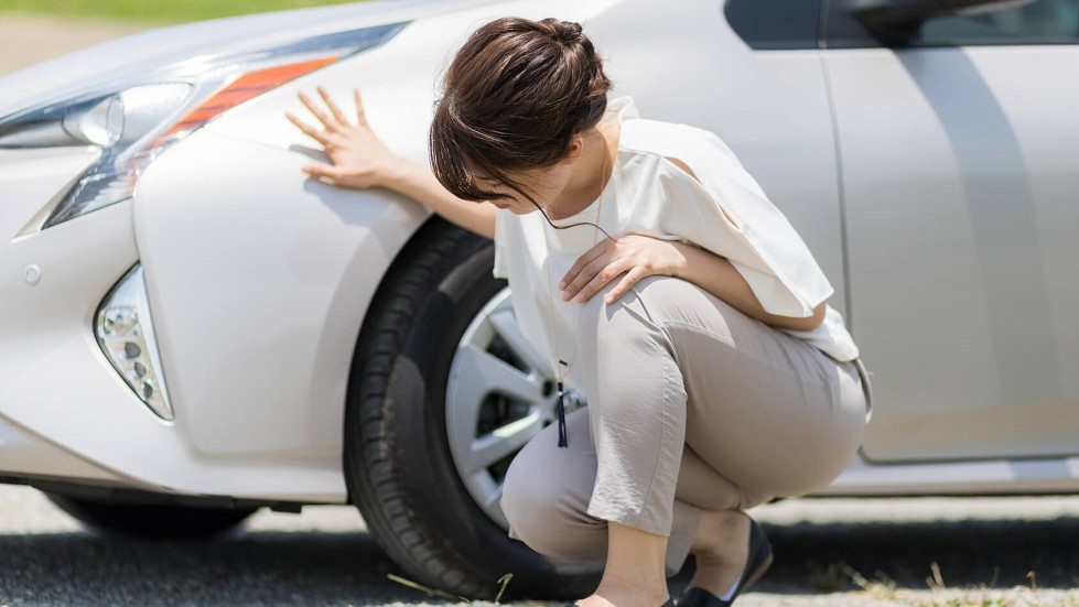 conductrice verification pneu voiture