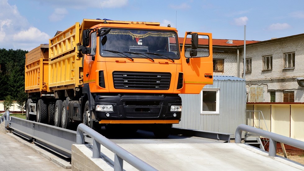 Camion jaune installe sur pese-essieux