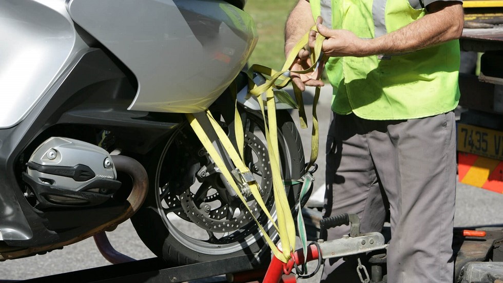 Conducteur attachant moto remorque