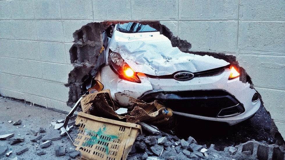 Voiture trou mur suite collision