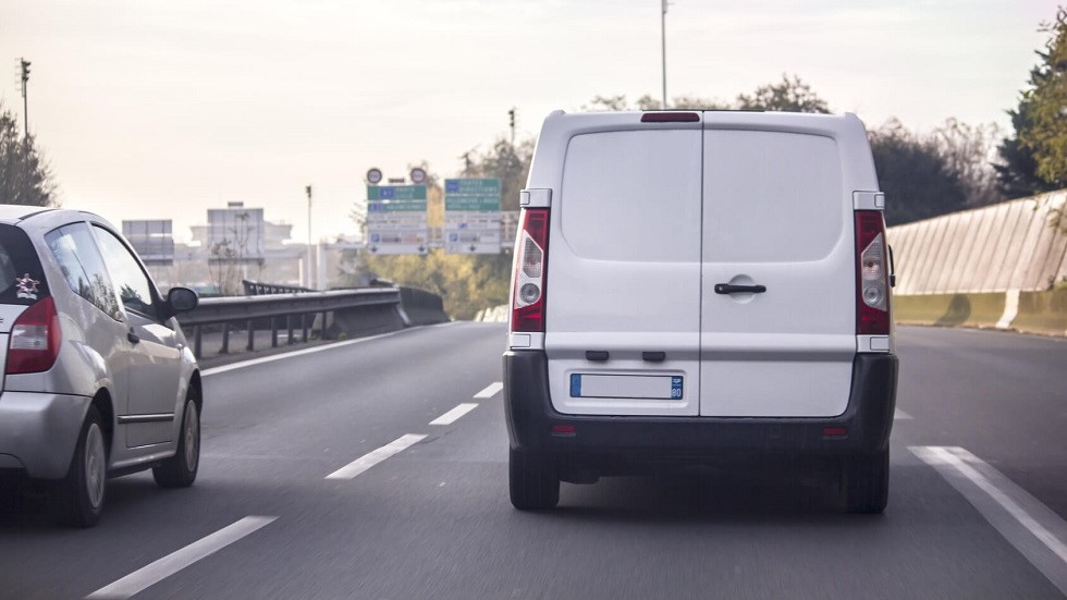 Voiture depassant camionnette