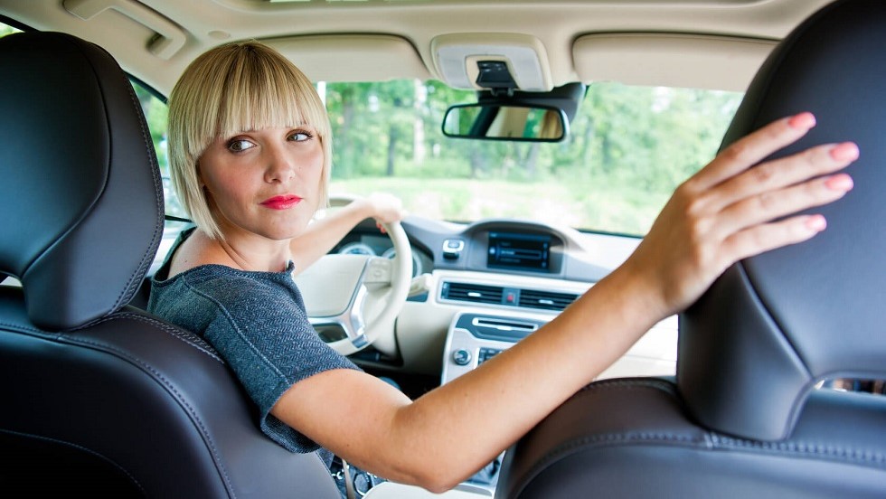 Conductrice realisant un demi-tour en voiture