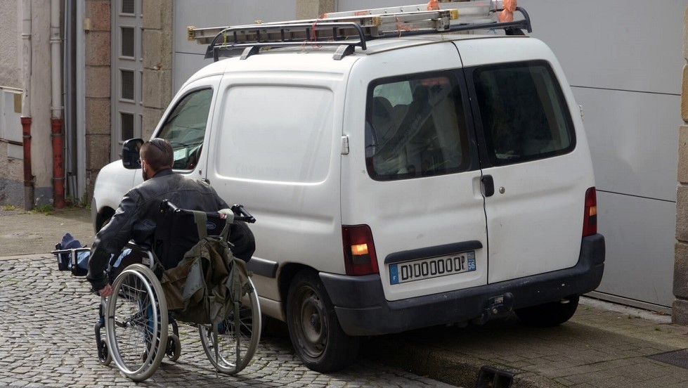 Vehicule utilitaire genant un usager handicape