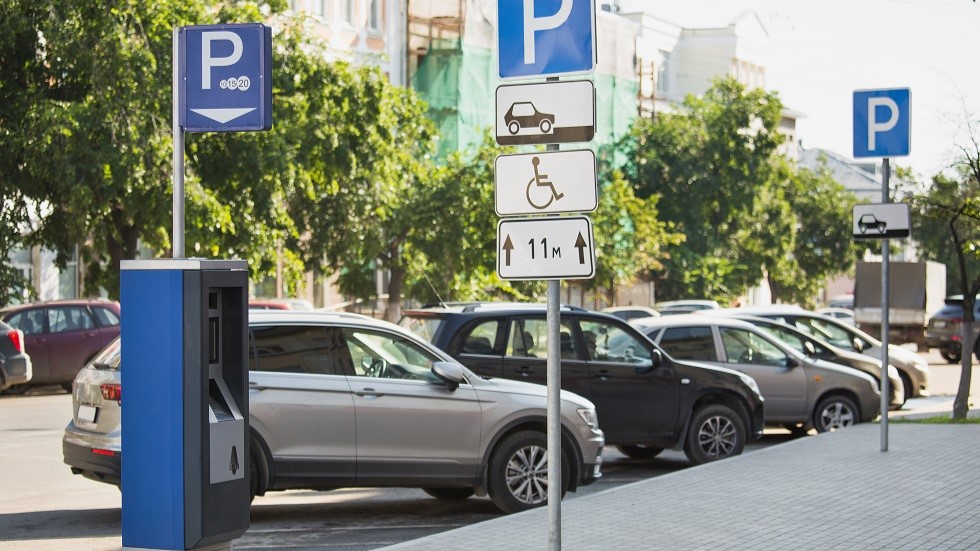 Voitures stationnees en epi dans un parking payant