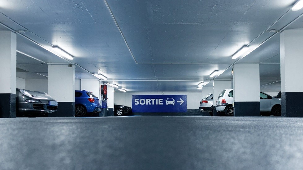 Voitures stationnees parking souterrain