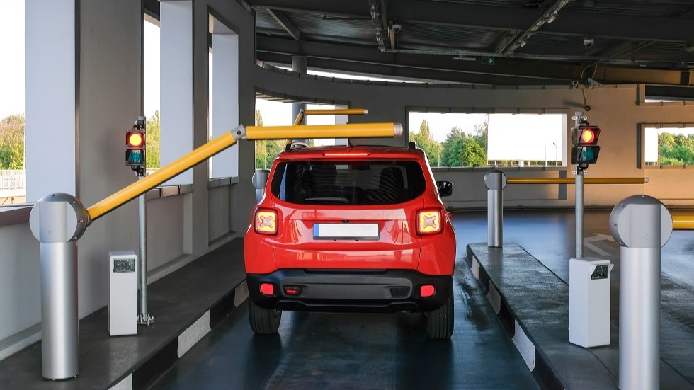 Voiture entrant dans un parking reserve