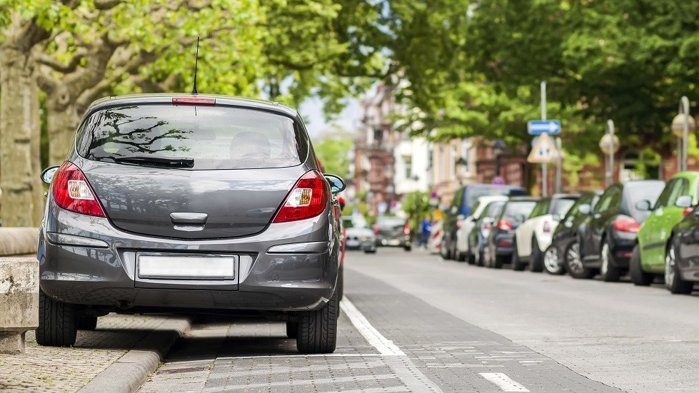 Voiture stationnement trottoir