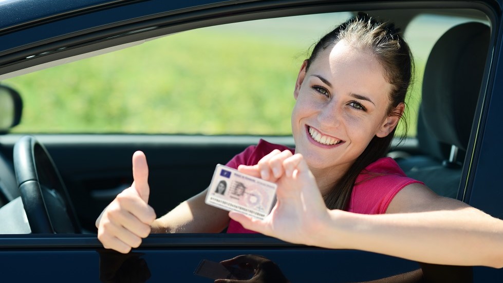 Jeune conductrice permis conduire