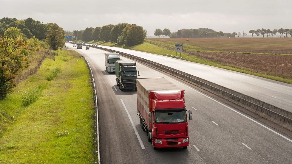 Camions circulant sur autoroute