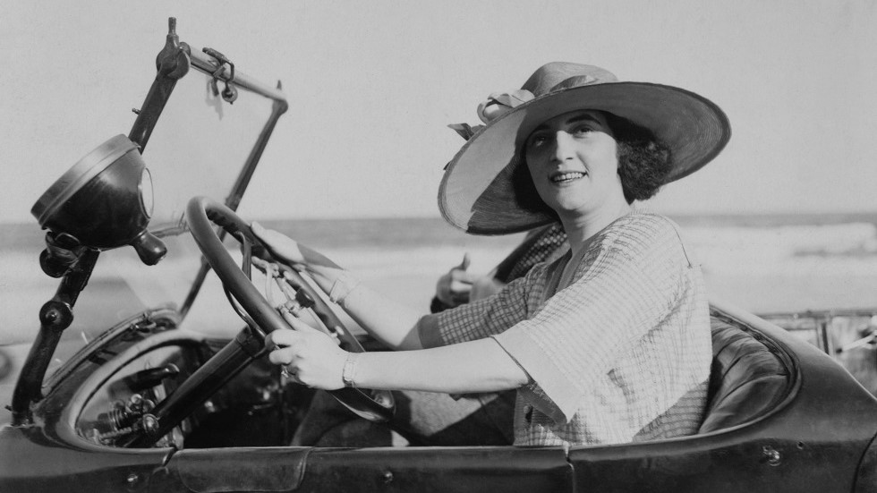 Conductrice voiture ancienne