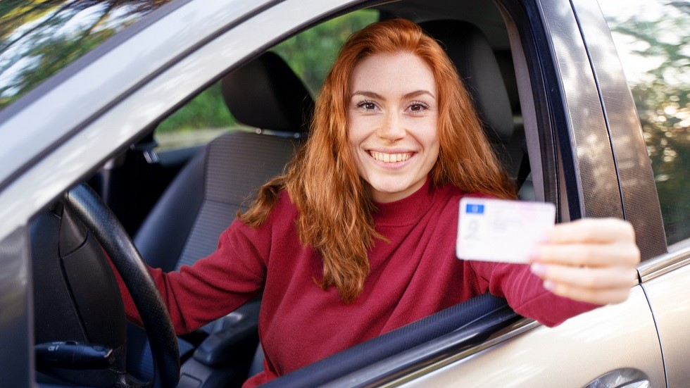 Conductrice presentant son permis au format europeen