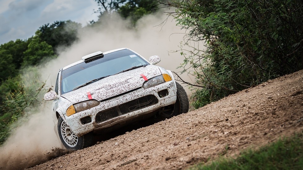 Voiture sale apres virage rallye