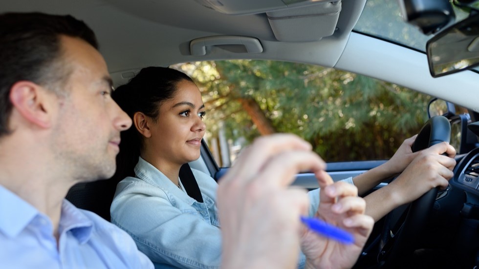 Publication decret application permis 17 ans