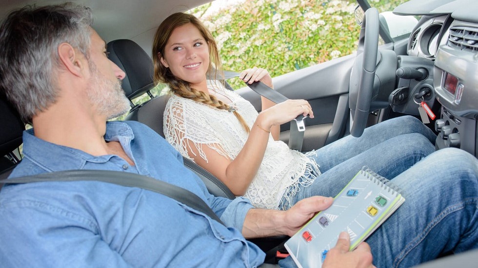 Candidate au permis de conduire de 17 ans en formation