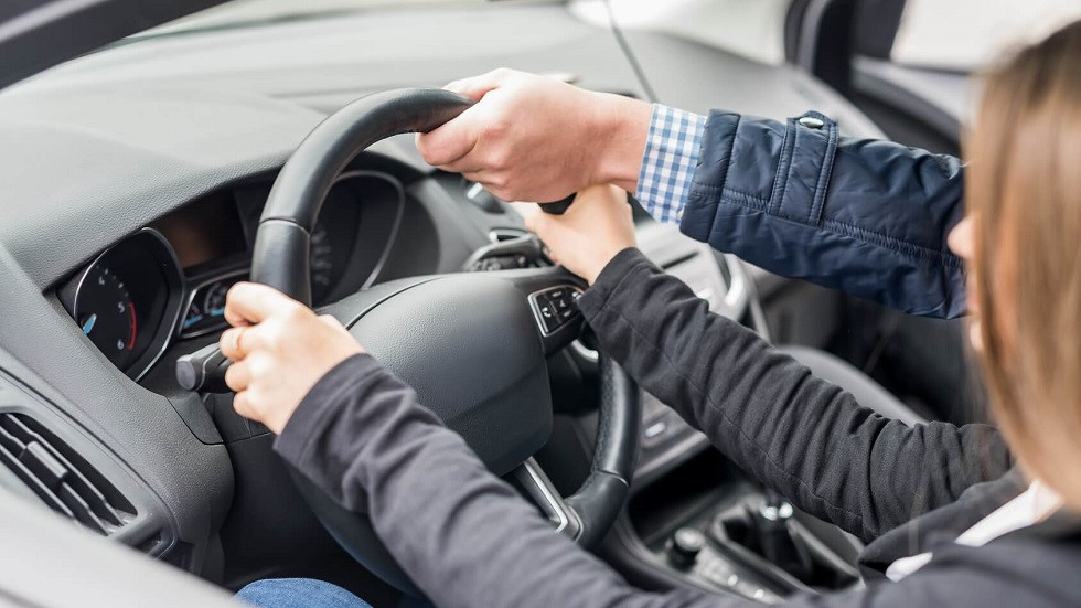 Inspecteur permis retient volant