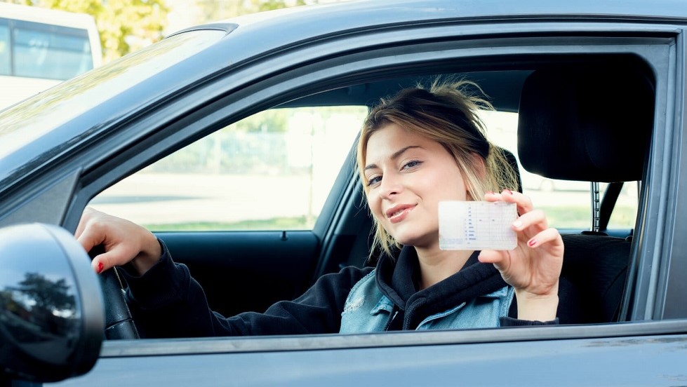 Conductrice presentant permis