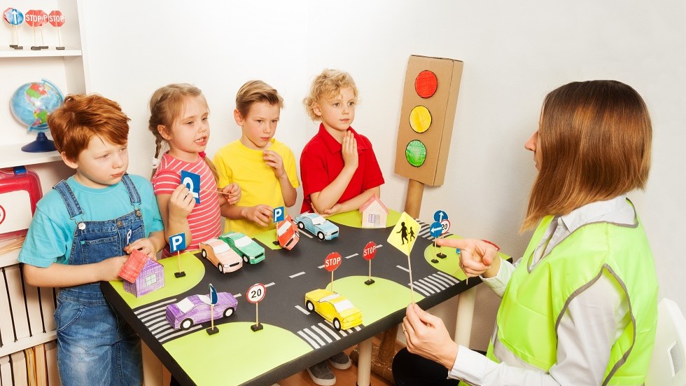 Enfants participant a un atelier pour le permis pieton