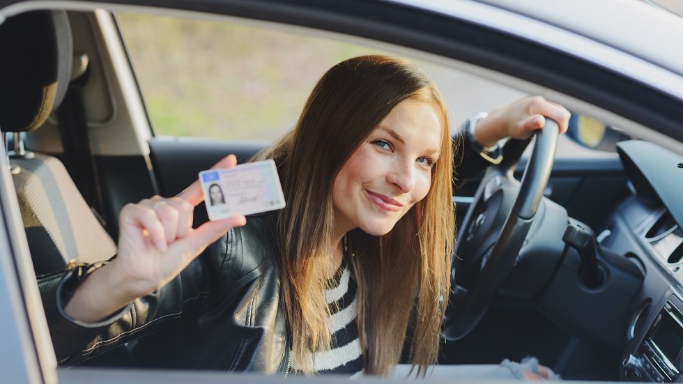 Conductrice presentant son permis biometrique