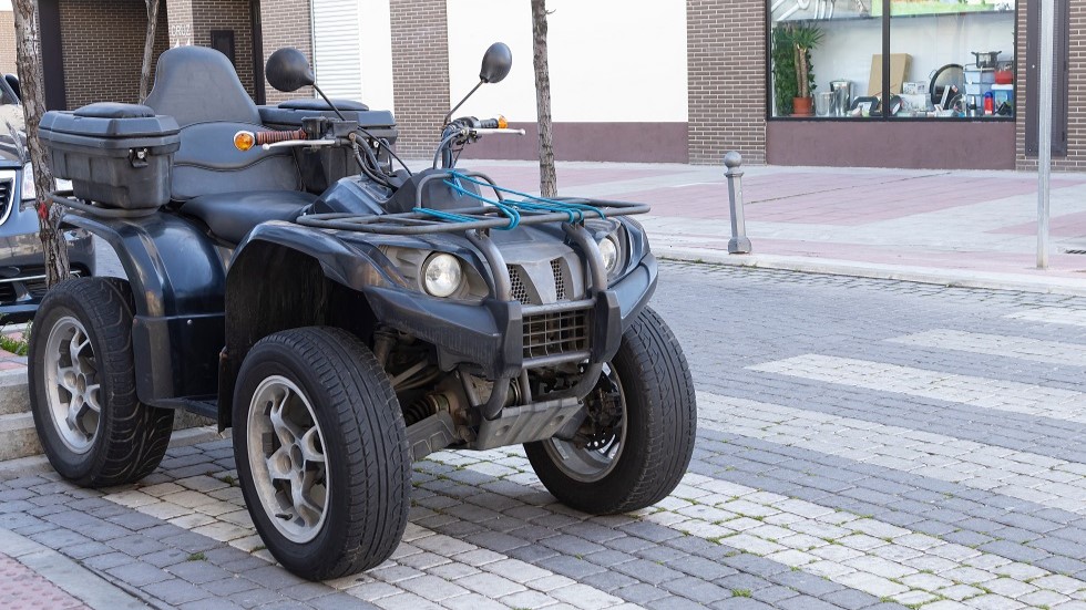 Quad stationne en agglomeration