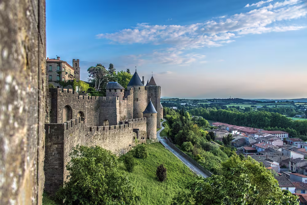 voiture qui passe a côté d'un chateau en occitanie
