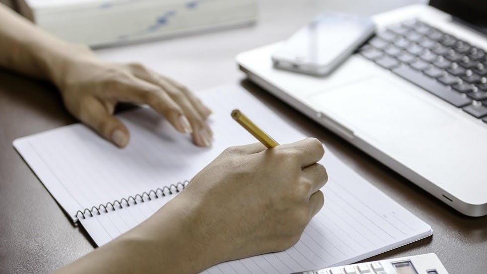 Prise de notes dans le cadre de revisions a l'examen du code de la route