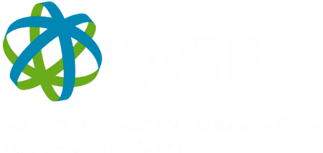 Logoen til International Association of Science Parks and Areas of Innovation (IASP), med overlappende blå og grønne buede linjer som danner en globuslignende form, med akronymet "IASP" og det fulle navnet under.