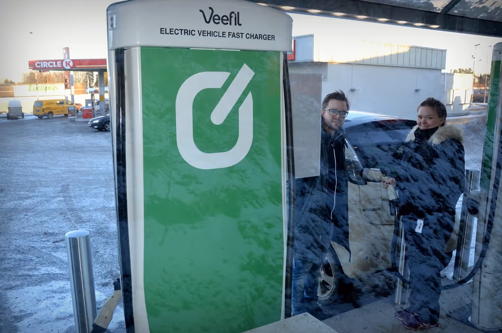 Elbil-lading på bensinstasjonen