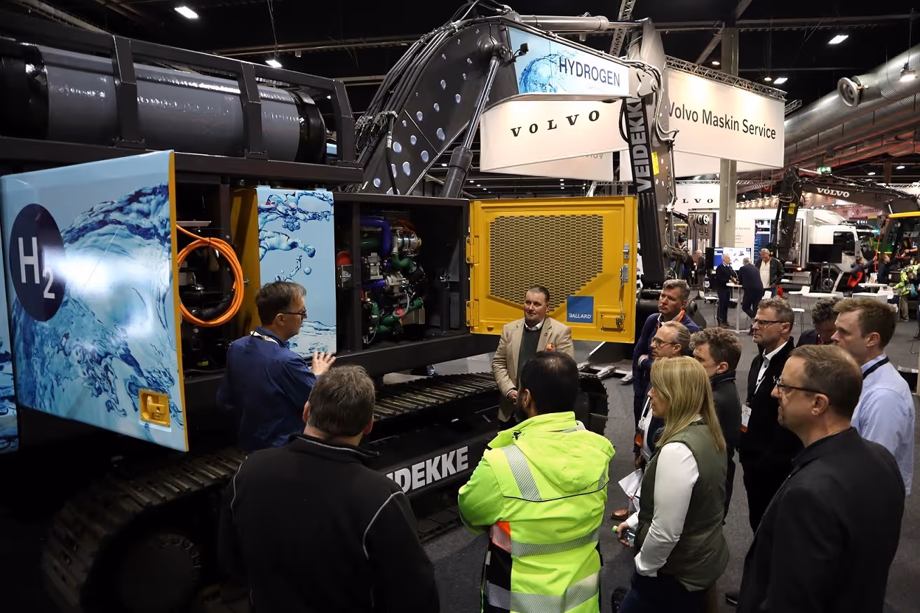 Det var en interessert forsamling fra Cleancon som stimlet sammen rundt Vidar Sten-Halvorsen i Applied Hydrogen, da han holdt et teknisk foredrag om den nye hydrogendrevne gravemaskinen på Volvos stand, på Vei og Anlegg-messen. Volvo har programmert maskin