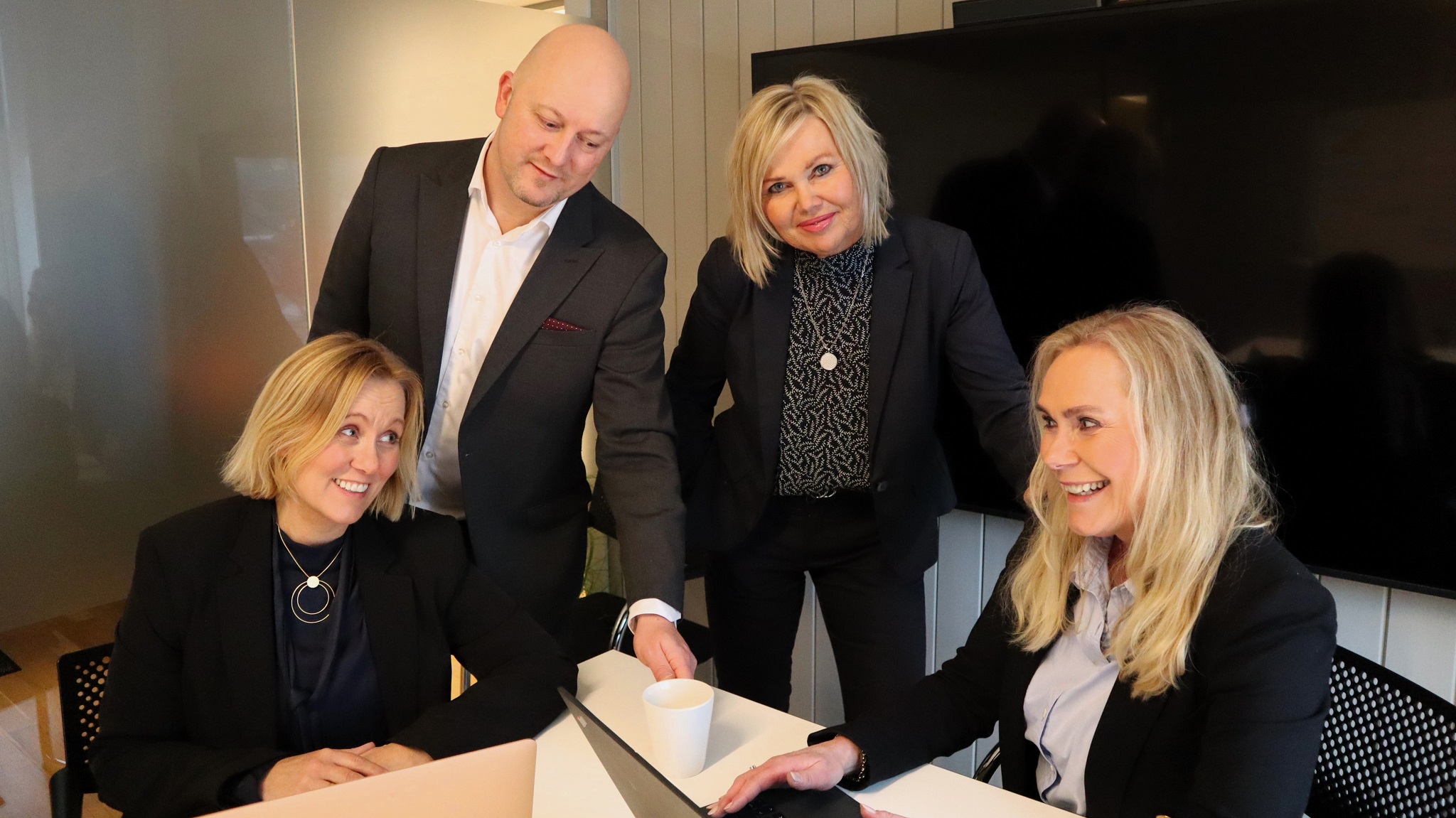 Rådgiverne hos Kvikkere Hoder Rekruttering, med Ine Foss (t.h.) i spissen, deler av sin kunnskap og erfaring på frokostmøtet 22. november.