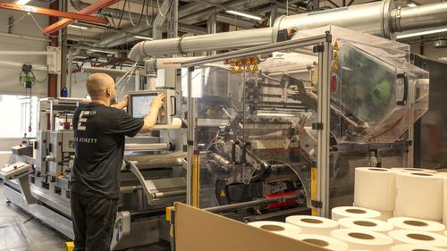 Produksjonslinje for etiketter.