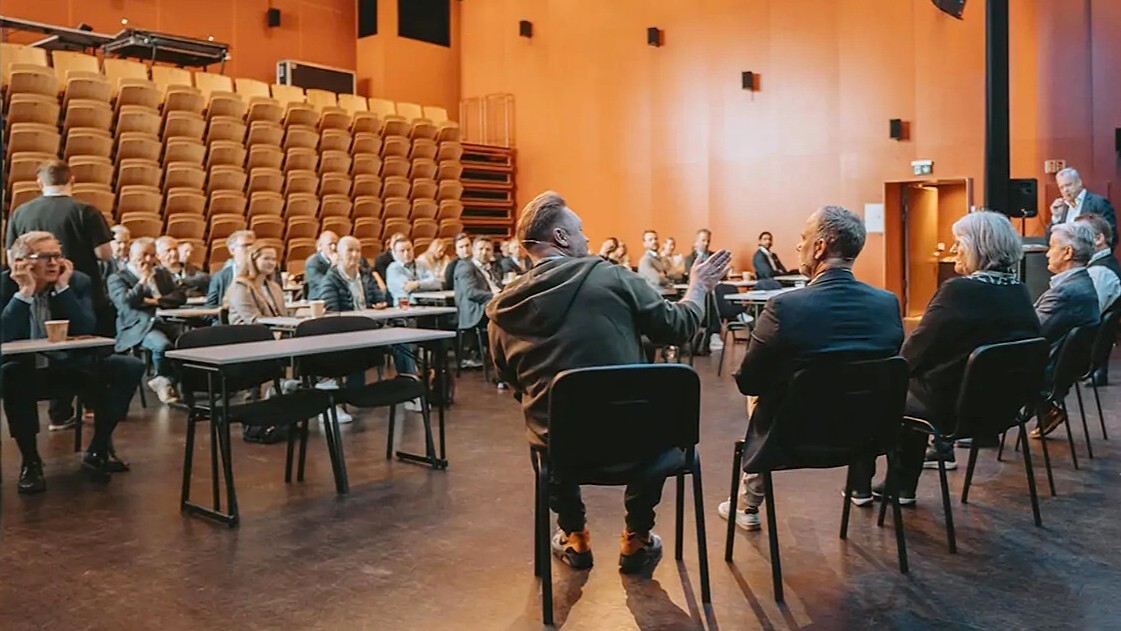 Debattdeltakere foran publikum