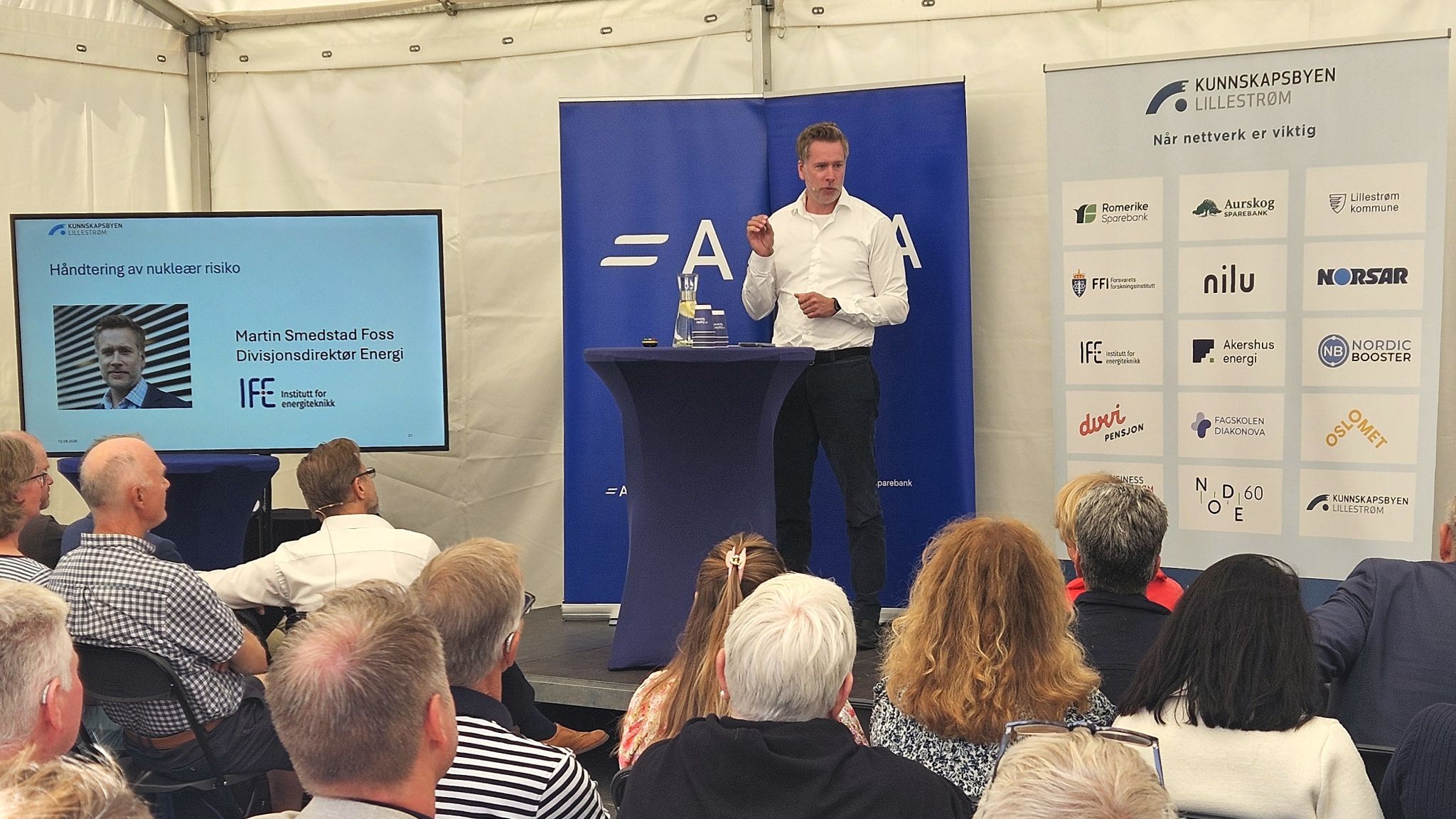 Martin Smestad Foss på scenen i Arendal.