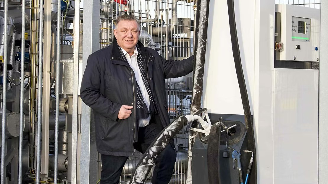 Geir A. Mo foran et produksjonsanlegg for biogass