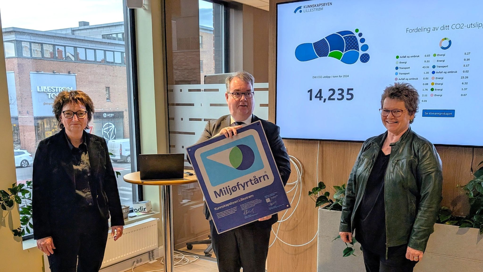 Ordfører Kjartan Berlanf overrekker Miljøfyrtårn-plakett til Inger-Lise Melby Nøstvik og Kari Kapstad