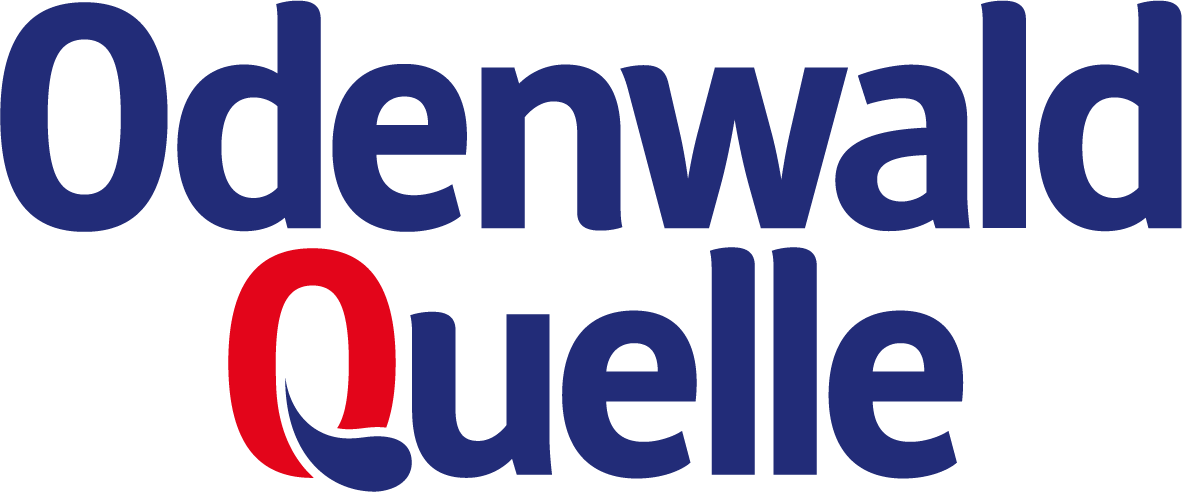 Logo mit den Worten Odenwald Quelle in Blau, das Q in Rot und Blau gestaltet.