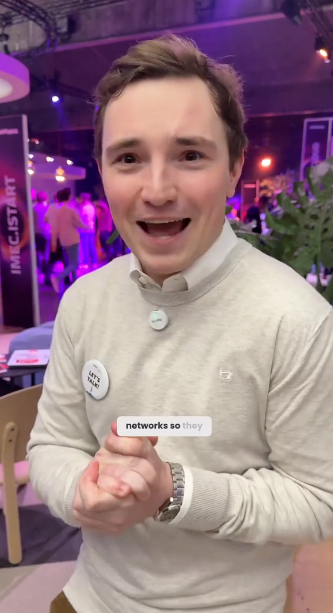 Een man legt het uit tegen de camera