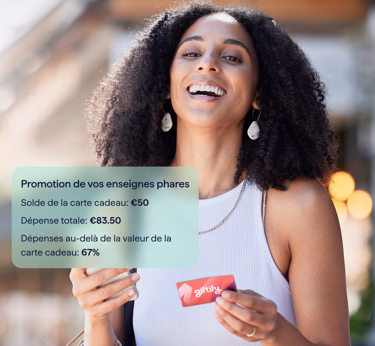 Femme avec téléphone et carte Giftify en main