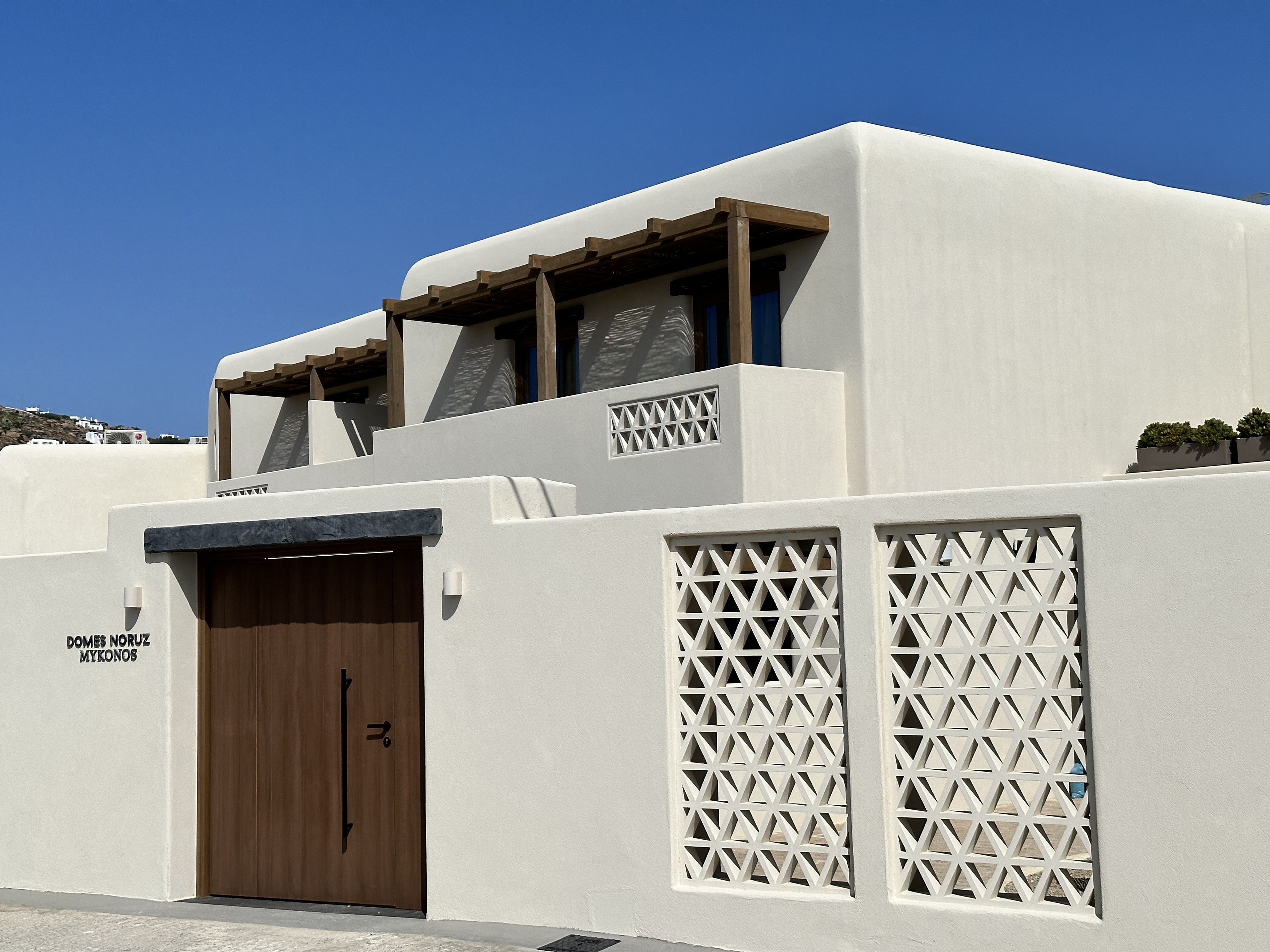 White Triangles Claustra