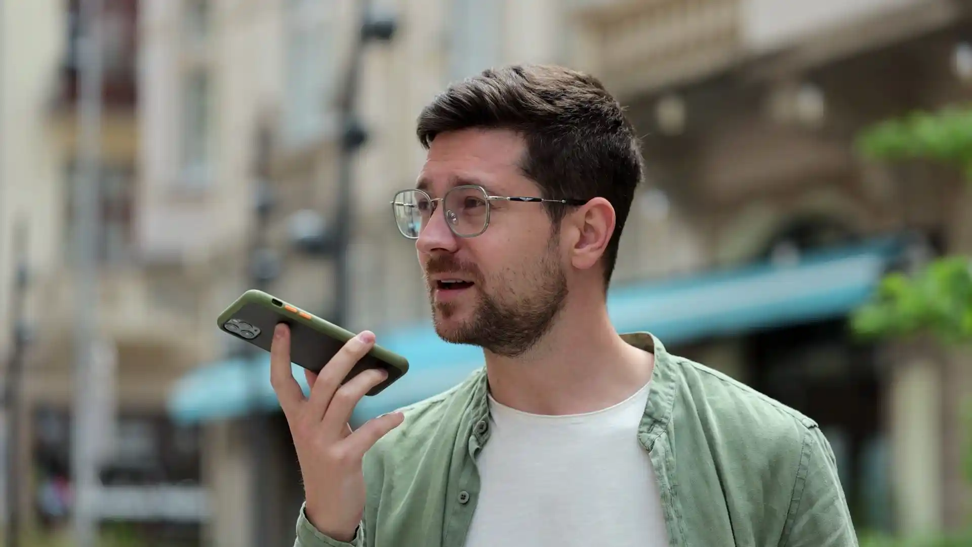 A customer with a smartphone, talking with an AI voice bot.