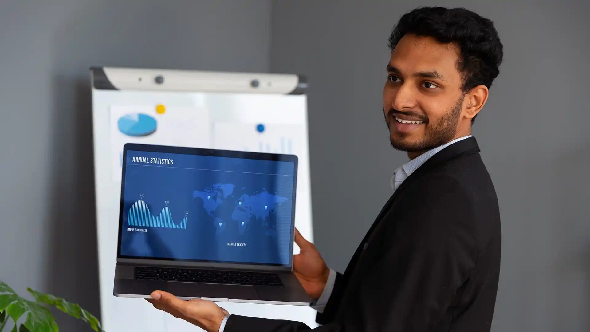 Customer service manager showing an agent details on a computer screen.
