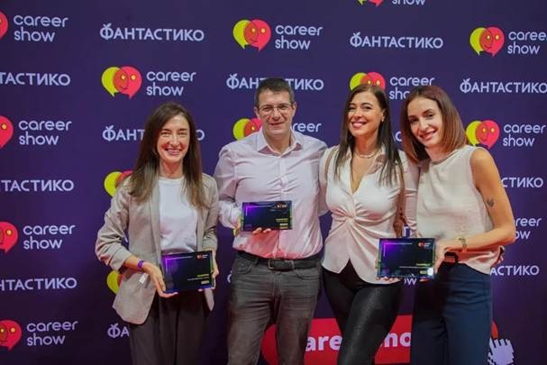 A group of people holding awardsAI-generated content may be incorrect.