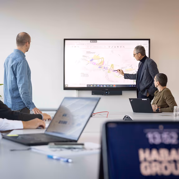 Fachteam präsentiert technische Planung im Besprechungsraum und steht für Expertise, maßgeschneiderte Lösungen und professionelle Zusammenarbeit