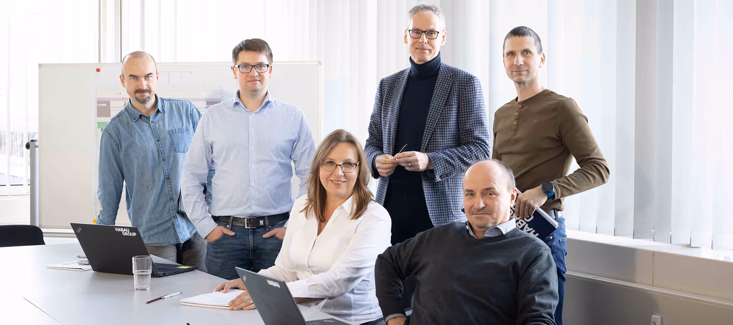 HABAU INFRA Team arbeitet gemeinsam an einer Projektplanung im Büro und veranschaulicht Zusammenarbeit, Kommunikation und interdisziplinäre Abstimmung im Infrastrukturbau