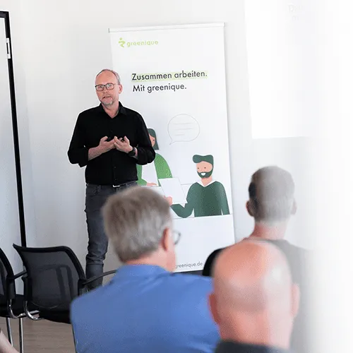 Mann hält Vortrag