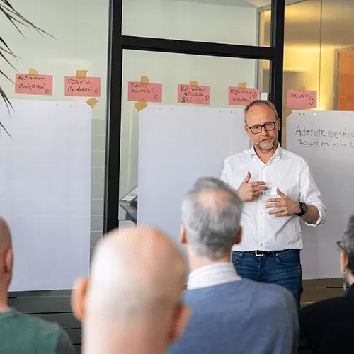 Geschäftsmann hält Vortrag
