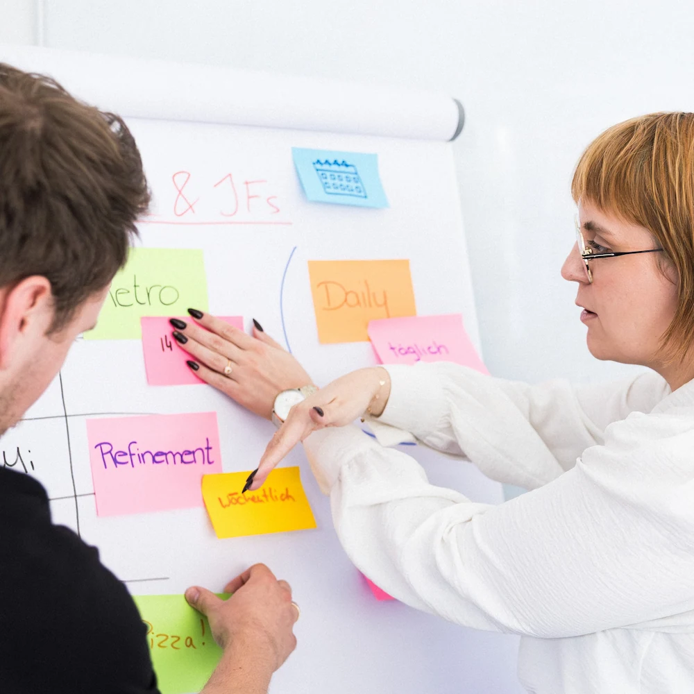 Beratungssituation, Personen stehen an einer Flipchart